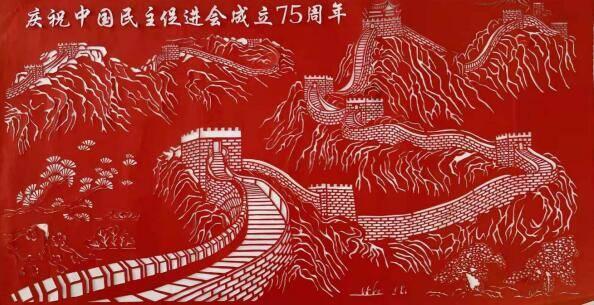 南京秦淮灯彩传承人手持龙灯亮相老门东